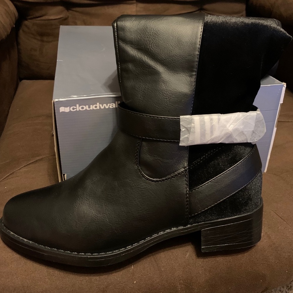 New Women’s Boots Size 10W